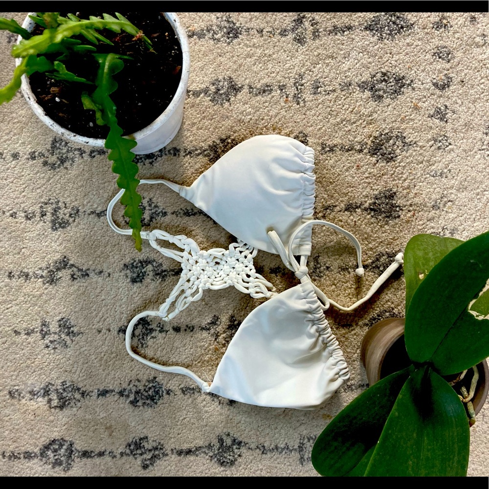 Billabong White Crochet Bikini Top 🐚